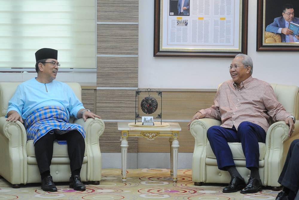 Menteri Komunikasi dan Multimedia (MenKOMM) Tan Sri Annuar Musa (kanan) bersama Ketua Menteri Melaka Datuk Seri Sulaiman Md Ali ketika hadir mempengerusikan bersama Mesyuarat Jawatankuasa Induk Hari Malaysia 2022 di Wisma Sri Negeri, pada Jumaat. - Foto Bernama
