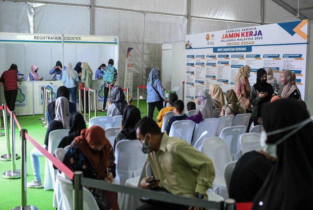 Sebahagian golongan belia tidak melepaskan peluang hadir untuk memohon pekerjaan di Karnival Kerjaya Jamin Kerja sempena program Jelajah Aspirasi Keluarga Malaysia (AKM) Negeri Kedah yang berlangsung di perkarangan Stadium Darul Aman, pada Jumaat. - Foto Bernama