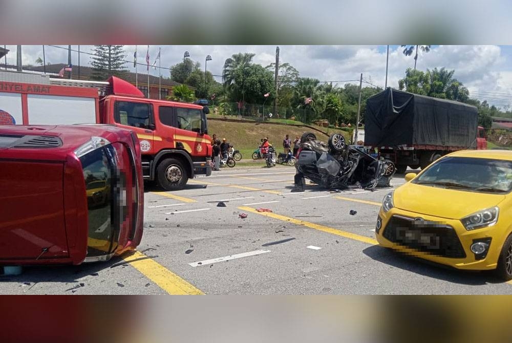 Kemalangan membabitkan empat kenderaan di Jalan Ipoh-Lumut, Sungai Siput menyebabkan seorang maut dan tujuh cedera. - Foto Bomba Perak