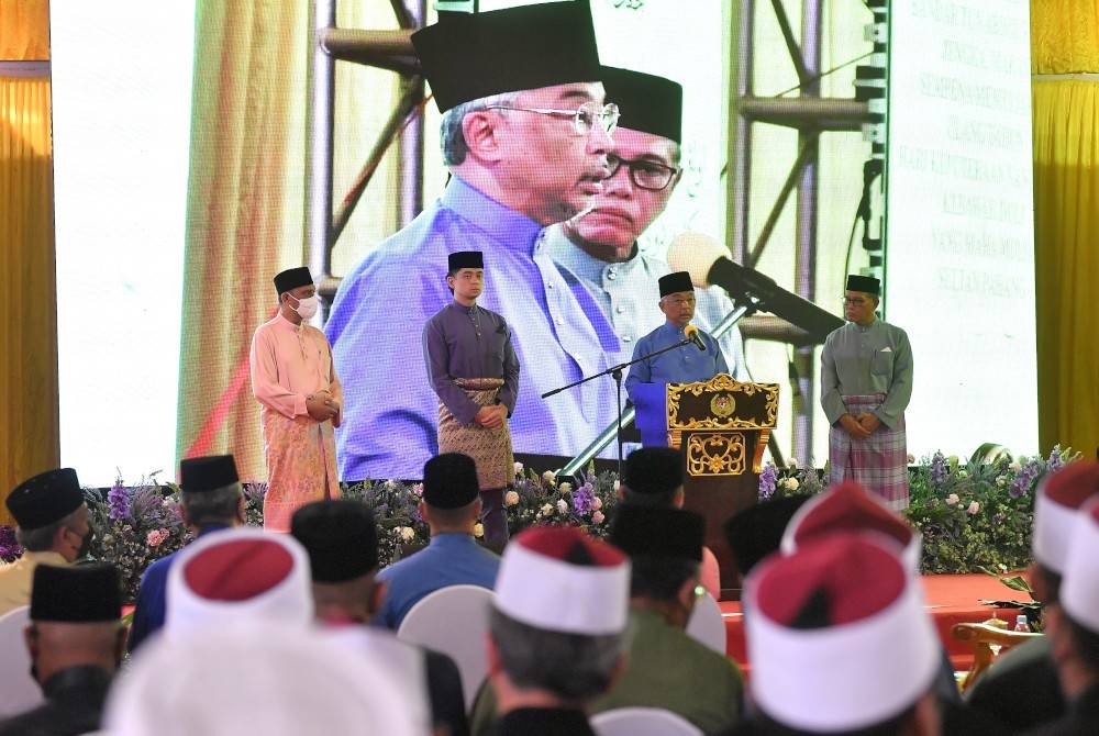 Al-Sultan Abdullah berkenan menyampaikan titah Diraja pada Majlis Perasmian Masjid Baharu Bandar Tun Abdul Razak Jengka, Maran sempena Memuliakan Ulang Tahun Hari Keputeraan Yang Ke-63 Sultan Pahang hari ini. - Foto Bernama