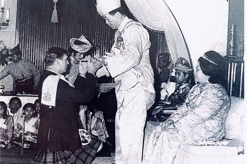 Mendiang Sir Francis McWilliams menerima darjah kebesaran Dato’ Diraja Selangor daripada Sultan Salahuddin pada tahun 1973.