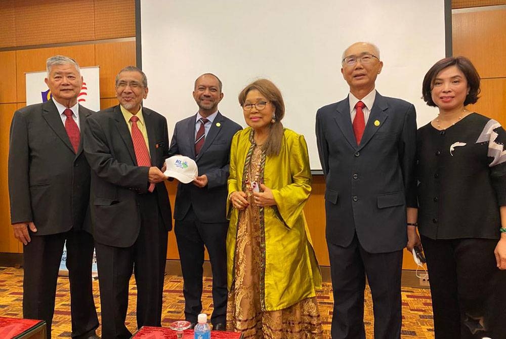 Timbalan Presiden Macita, Prof Datuk Naim Mohamad menyerahkan cenderahati kepada Noor Ahmad (tiga dari kiri) disaksikan oleh Chong Tik (kiri) ketika majlis prapelancaran pameran-pameran perdagangan antarabangsa yang bakal berlangsung Disember depan.