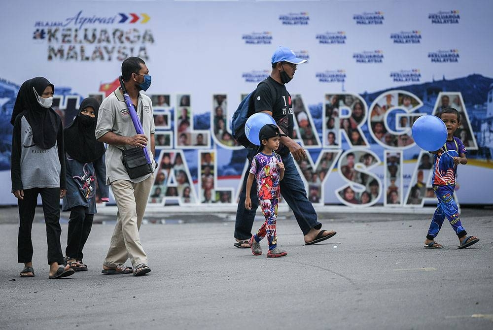 Antara pengunjung yang hadir pada hari pertama program Jelajah Aspirasi Keluarga Malaysia (AKM) Kedah di pekarangan Stadium Darul Aman, pada Jumaat. - Foto Bernama