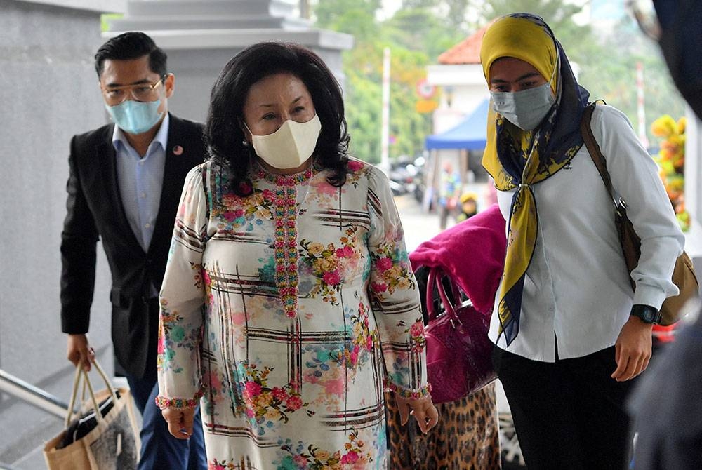 Isteri bekas Perdana Menteri Datin Seri Rosmah Mansor (tengah) hadir di Kompleks Mahkamah Kuala Lumpur. -Foto Bernama