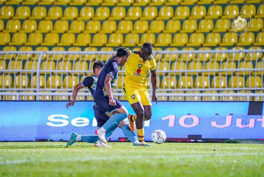 Penyerang KDA FC, Ronald Ngah Wanja dikawal ketat dua pemain Penang FC pada aksi Liga Super 2022 di Stadium Darul Aman pada malam Jumaat. - Foto KDA FC