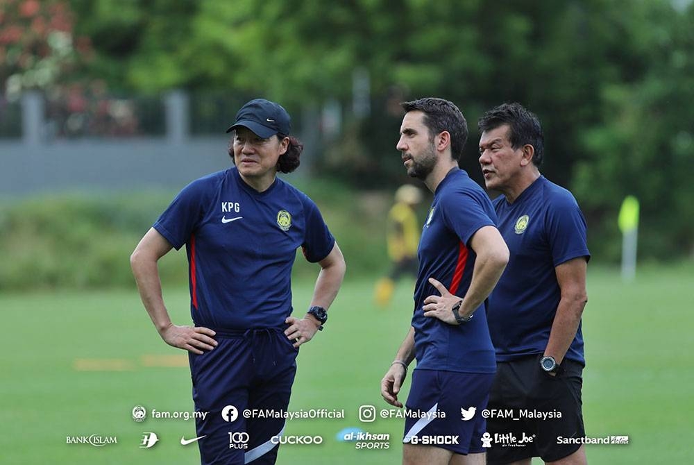 Elavarasan (kanan) ketika bersama Pan-gon (kiri) membimbing skuad Harimau Malaya.