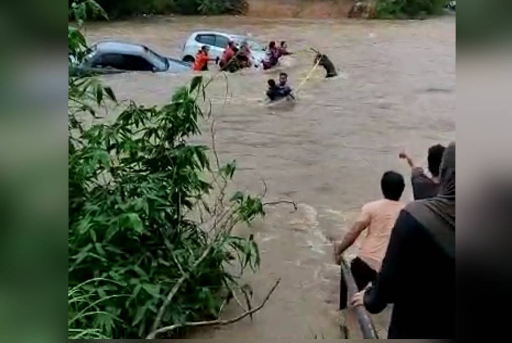 Saat genting ketika mangsa menyelamatkan diri daripada dibawa arus deras dalam kejadian di Lata Payung, Ulu Kasar di Setiu pada petang Jumaat. - Foto Ihsan pembaca