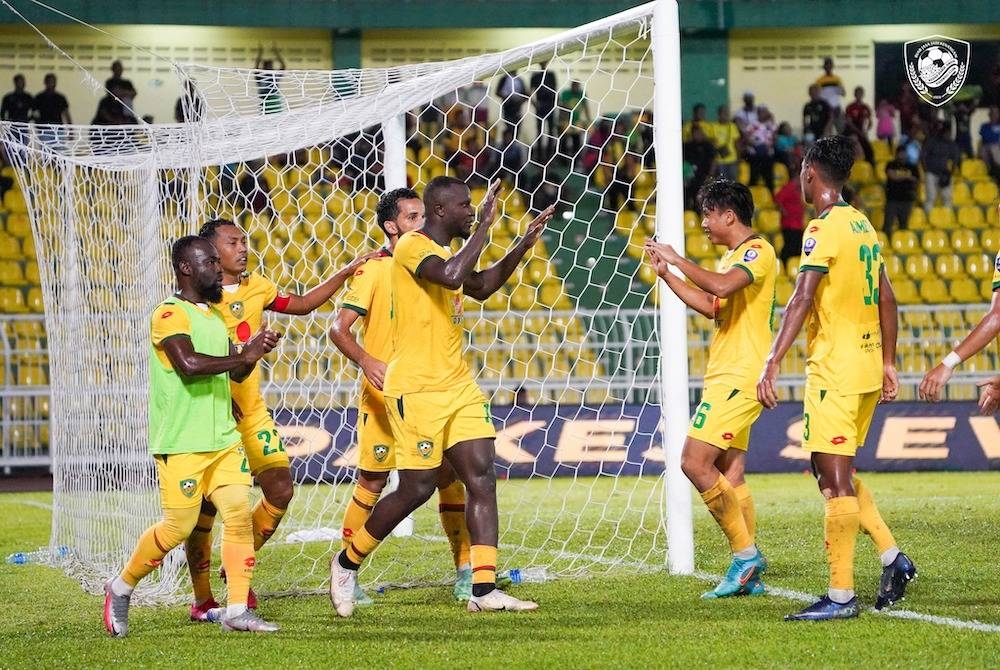 Pemain Sang Kenari meraikan jaringan gol Ngah Wanja (empat kanan) membantu KDA FC mengatasi Penang FC 1-0 pada saingan Liga Super 2022 di Stadium Darul Aman pada malam Jumaat.