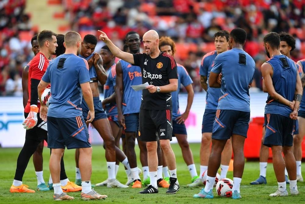 Ten Hag memberikan arahan kepada pemain United. - Foto Getty Images