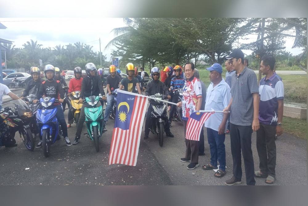 Ahmad (tiga dari kanan) melepaskan konvoi bermotosikal Merdeka Belia Kampung Puteri Menangis, pada Sabtu.