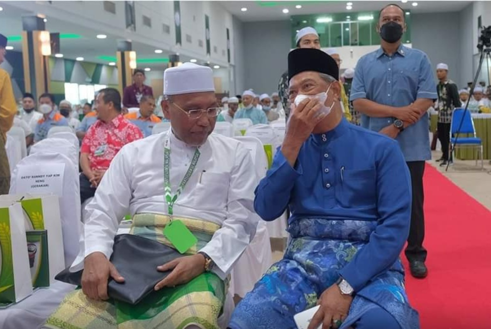 Muhyiddin berbual dengan Naib Presiden Pas, Datuk Idris Ahmad (kiri) pada Majlis Perasmian Muktamar Tahunan Pas kali ke-68 di Kompleks PAS, Kota Sarang Semut pada Sabtu. - Foto Facebook Pas Pusat