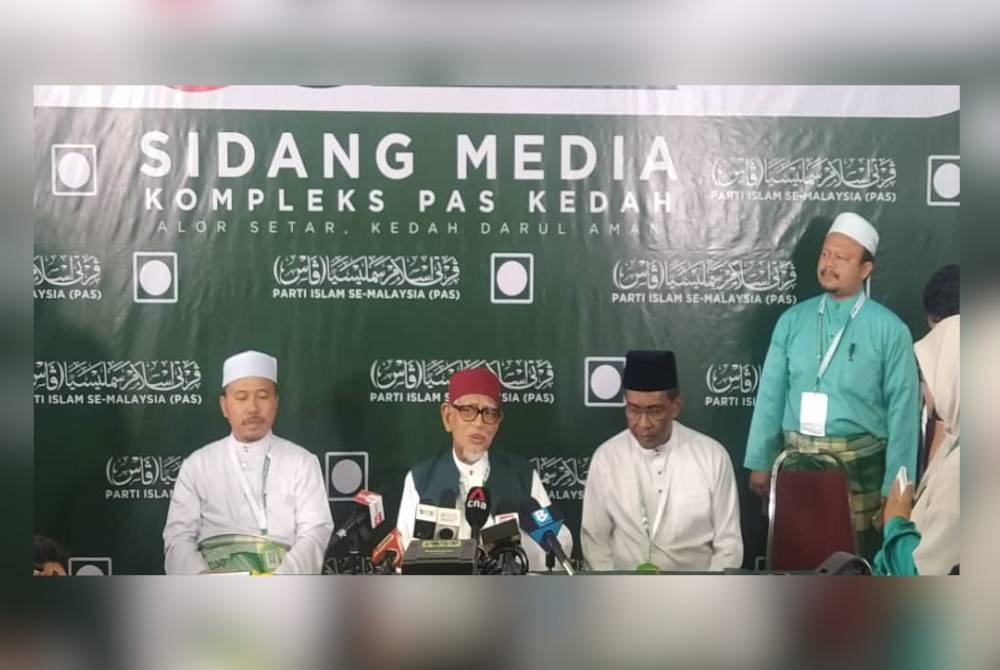 Abdul Hadi ketika sidang akhbar di Kompleks Pas Kedah pada Sabtu.