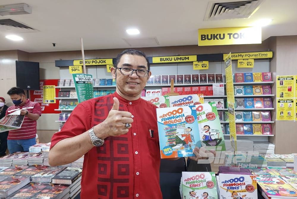 Mohd Nazaruddin yang terkenal dengan nama pena Kipas Hikmat menunjukkan buku yang dihasilkannya bertajuk ‘Fuiyoo Senangnya Matematik’ dan Fuiyoo Senangnya Biologi’.