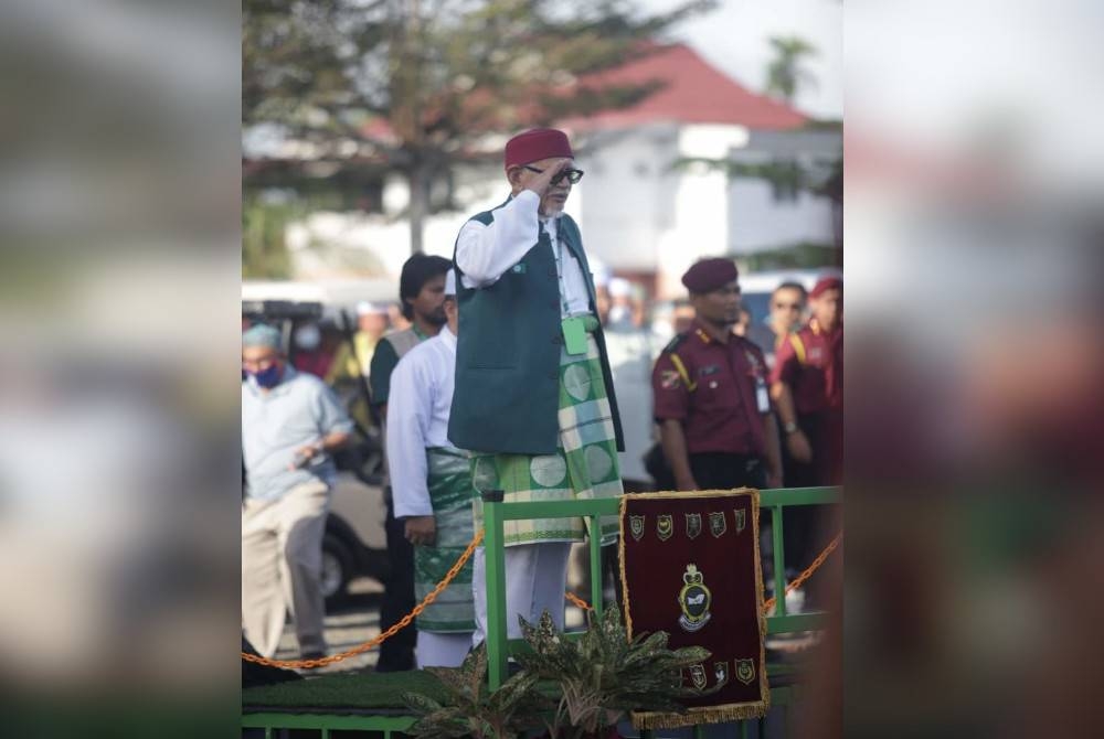 Presiden Pas, Tan Sri Abdul Hadi Awang menerima tabik hormat sebelum memeriksa perbarisan kehormat Jabatan Amal Malaysia sempena Muktamar Tahunan Pas kali ke-68 di Kompleks Pas Kedah, Kota Sarang Semut, pada Sabtu. - Foto Perhubungan Pas Kedah