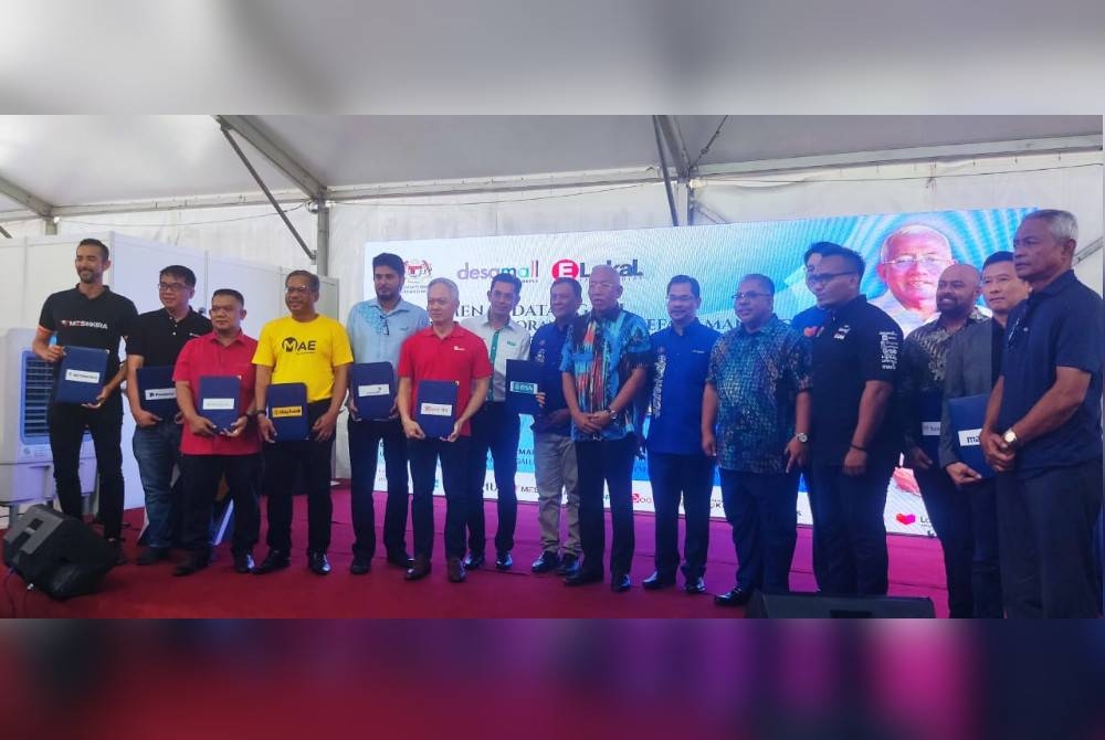 Mahdzir (tujuh dari kanan) bersama wakil 11 syarikat yang menandatangani MoU bersama eLokal Sdn Bhd bagi menjayakan Program DesaMall@KPLB.