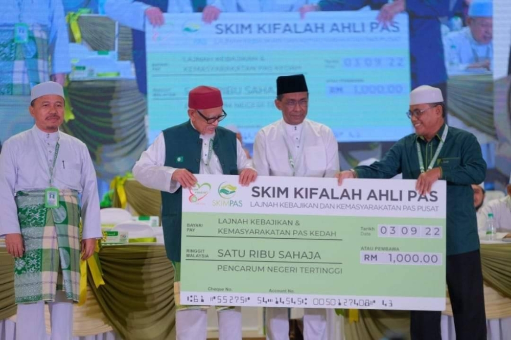 Pas Kedah menerima anugerah pencarum SkimPAS paling ramai yang disampaikan oleh Abdul Hadi kepada Pengerusi Lajnah Kebajikan dan Kemasyarakatan Pas Kedah, Zulkifli Yahaya. - Foto Perhubungan Pas Kedah
