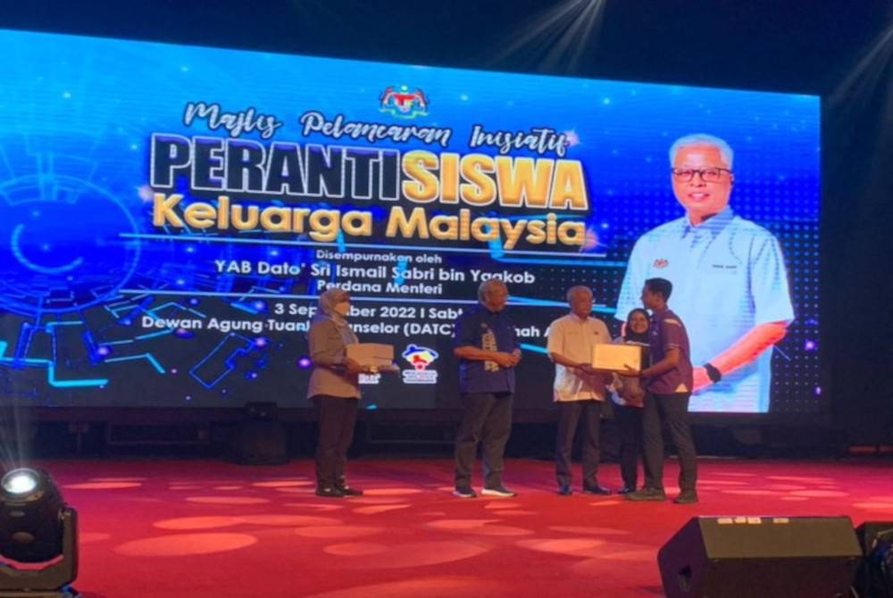 Kerajaan setuju beri terus peranti kepada penerima inisiatif PerantiSiswa Keluarga Malaysia, tidak perlu dipulangkan. - Foto Bernama