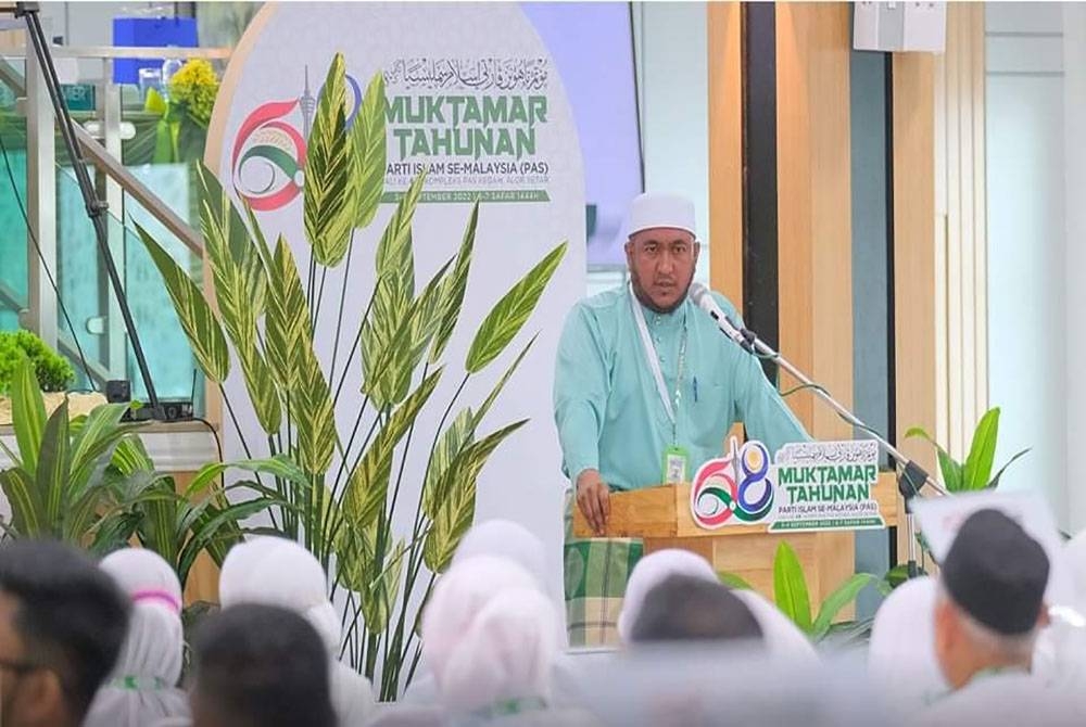 Perwakilan Terengganu, Kamaruzaman Abdullah membahaskan ucapan dasar Presiden Pas, Tan Sri Abdul Hadi Awang pada Muktamar Tahunan Pas ke-65 di Kompleks Pas Kedah, Kota Sarang Semut pada Sabtu. -Foto Pas pusat