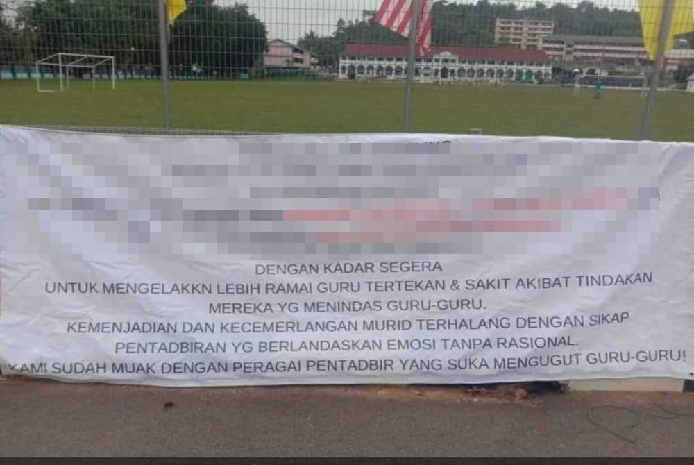 Gambar kain rentang yang digantung di pagar sekolah.