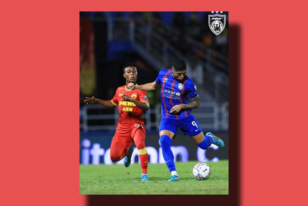 Penyerang JDT, Bergson da Silva cuba melepasi kawalan pertahanan Selangor FC pada perlawanan berkenaan. - Foto FB Johor Southern Tigers