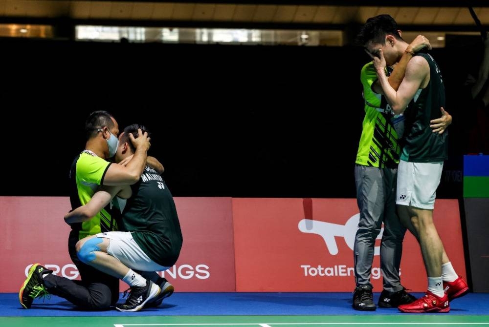 Rexy (kiri) meraikan kejayaan Aaron dan Wooi Yik muncul juara dunia di Tokyo Ahad lalu.