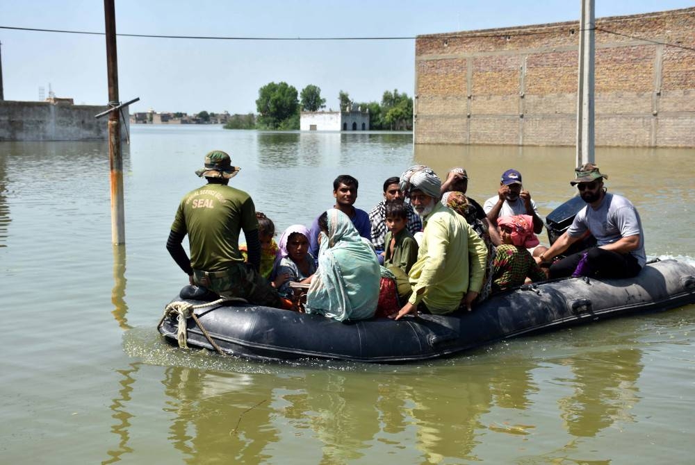 Tentera Laut Pakistan menyelamat mangsa banjir di Khairpur Nathan Shah, daerah Dadu, wilayah Sindh pada Sabtu. - Foto EPA