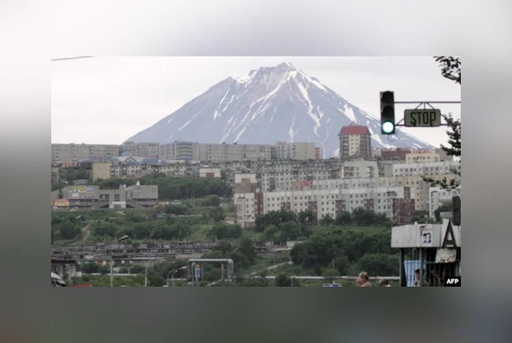 Bandar Petropavlovsk-Kamchatsky dilihat dengan latar belakang gunung berapi Klyuchevskaya Sopka pada 2005. - Foto fail AFP