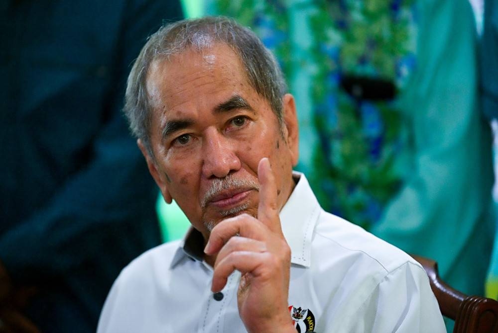 Wan Junaidi pada sidang media selepas majlis penyerahan wang deposit pembelian tanah Masjid Kampung Sejingkat, Kuching hari ini. - Foto Bernama