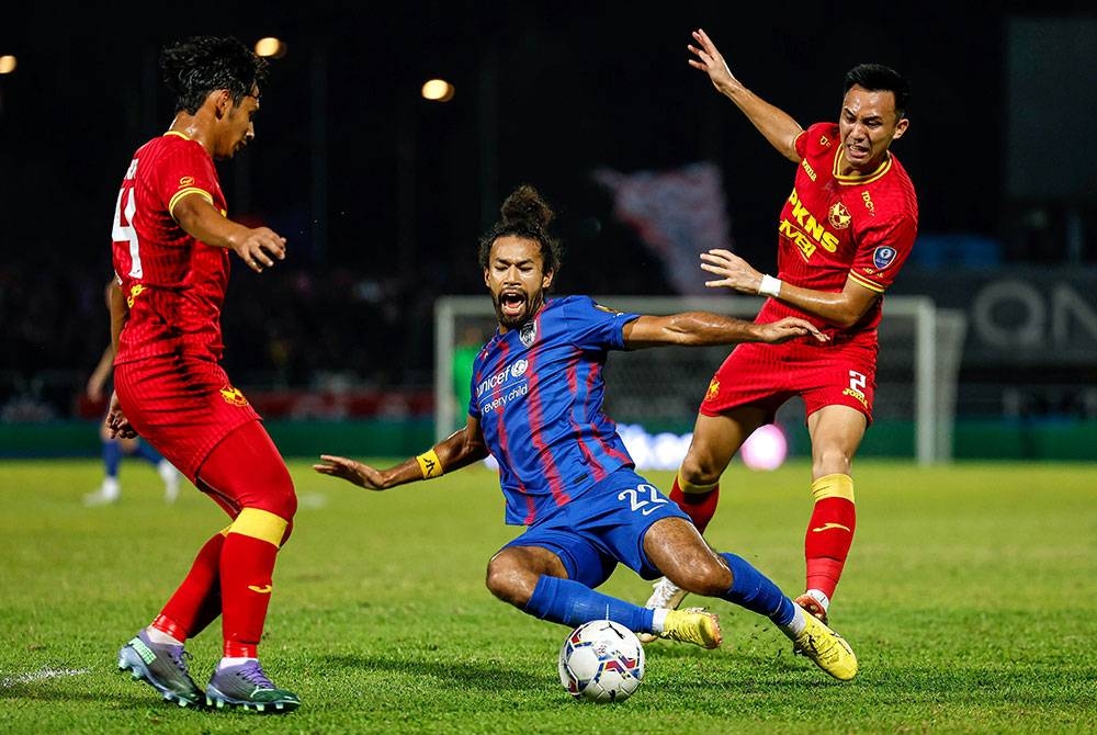 Antara aksi Selangor menentang JDT di Stadium MBPJ, pada Sabtu.