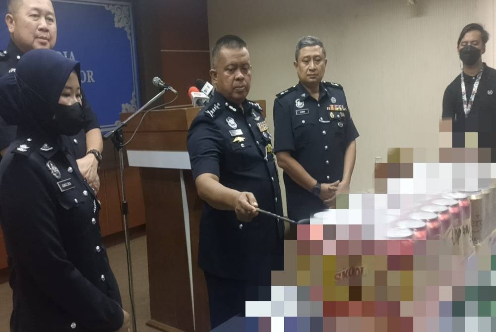 Ketua Polis Johor, Datuk Kamarul Zaman Mamat (tiga, kiri) menunjukkan pelbagai minuman keras yang dirampas dalam serbuan di sebuah stor di Taman Gembira, pada Khamis lalu.