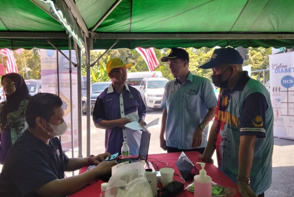 Aswadi (dua dari kanan) ketika beramah mesra bersama tetamu jemputan sempena Program Aktivis@Japen dan Merdeka@Komuniti di Kampung Padang Lembek pada Sabtu.