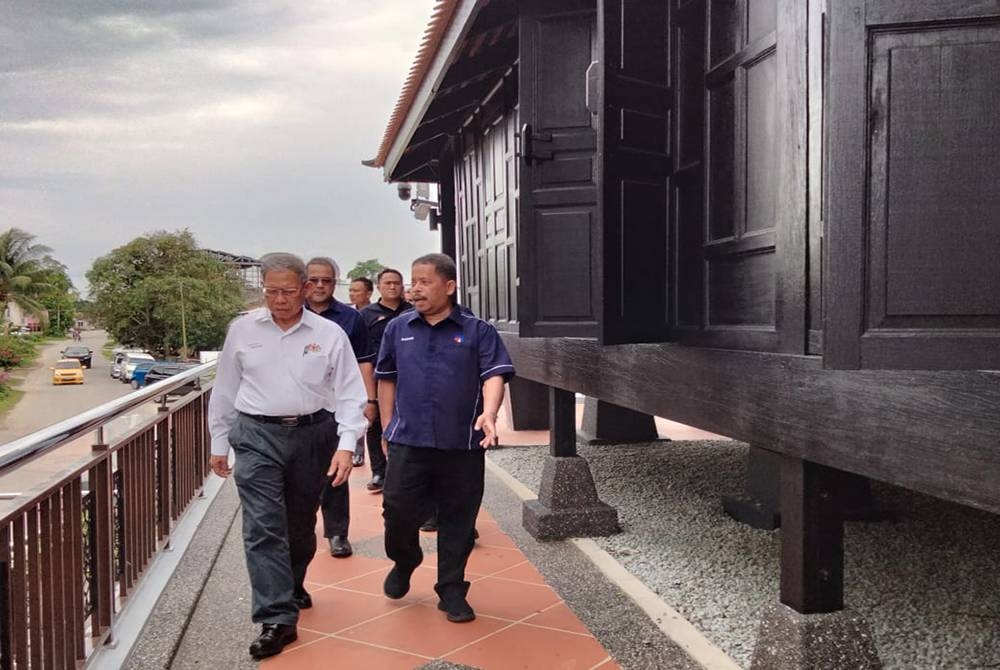 Mustapa (kiri) meninjau Masjid Kampung Laut yang dipindahkan dari Nilam Puri, Kota Bharu.