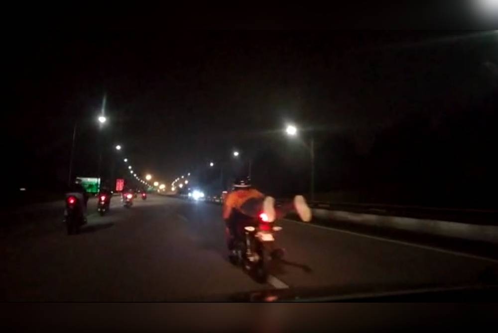 Polis menahan 10 penunggang motosikal dalam Op Samseng Jalanan di Lebuhraya Kesas dan Lebuhraya NKVE pada Ahad.