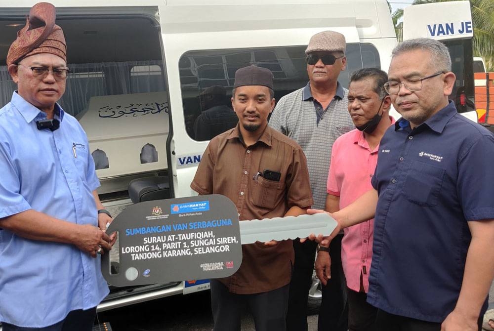 Noh menyampaikan sumbangan kepada wakil Surau At Taufiqiah, Sungai Sireh pada Majlis Perasmian Klinik Zahran Tanjong Karang dan Penyerahan Van Jenazah Sumbangan Bank Rakyat di Pekarangan Klinik Zahran di sini pada Ahad.