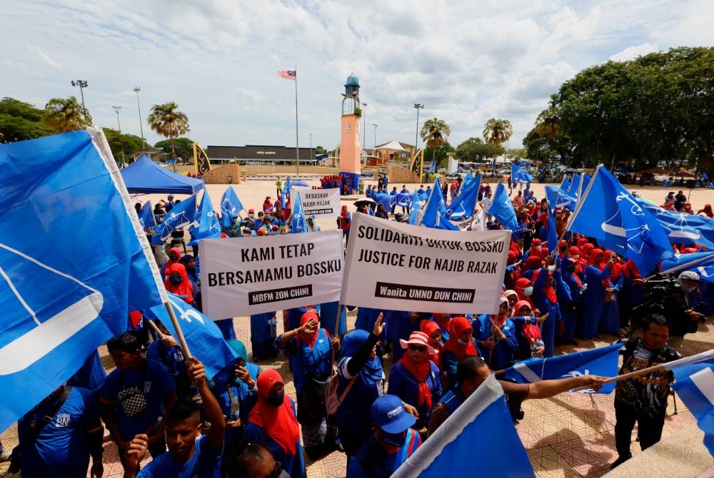 Para penyokong yang hadir pada Program Solidariti untuk Najib membawa sepanduk sebagai tanda sokongan untuk pemimpin itu.