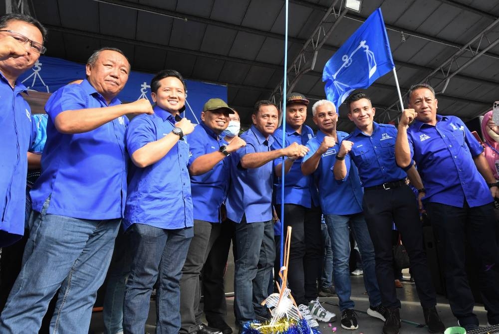 Timbalan Pengerusi Perhubungan UMNO Sabah, Datuk Yakub Khan (lima, kiri) bersama Ketua Penerangan UMNO, Shahril Sufian Hamdan (dua, kanan), Ketua Bahagian UMNO Tawau, Ghazali Ansing (empat, kiri) dan Timbalan Presiden PBRS, Datuk Arthur Kurup (tiga, kiri) menghadiri Himpunan Lautan Biru Barisan Nasional (BN) di Padang Bandaran Tawau, pada Ahad. - Bernama
