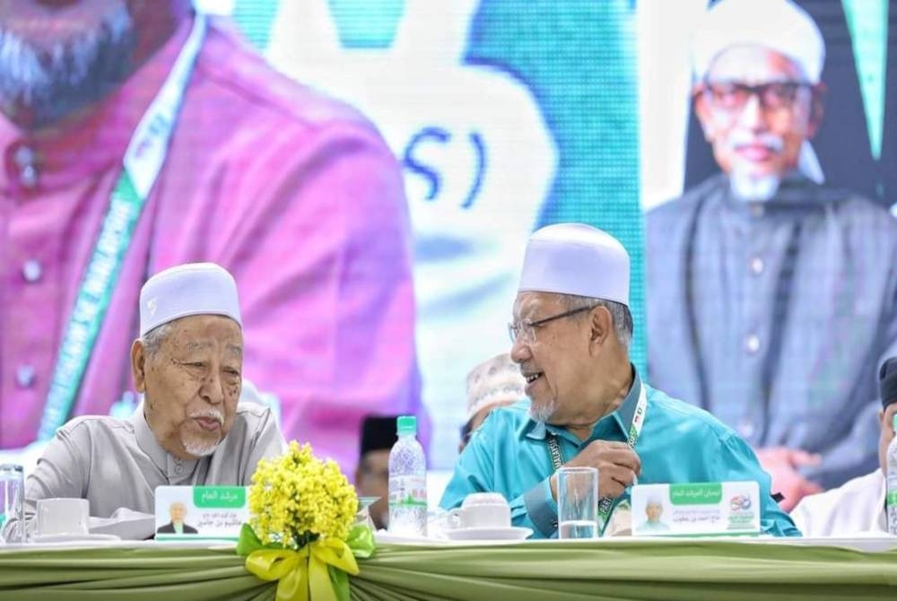 Hashim (kiri) berbual dengan Timbalan Mursyidul Am Pas, Datuk Ahmad Yakob pada Muktamar Tahunan Pas Pusat kali ke-68 di Kompleks Pas Kedah, Kota Sarang Semut pada Ahad. - Foto Facebook Pas pusat