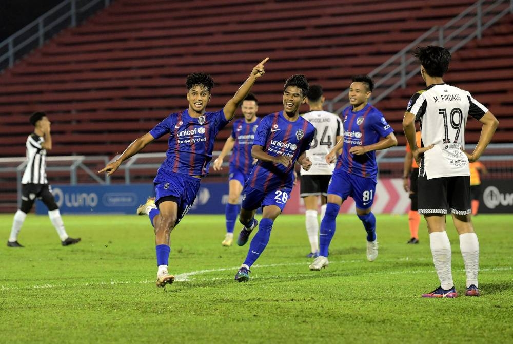 Pemain JDT II Daryl Sham K K George meraikan jaringan ketika menentang Terengganu FC II pada perlawanan Liga Perdana di Stadium Majlis Bandaraya Pasir Gudang (MBPG), pada Ahad. - Foto Bernama
