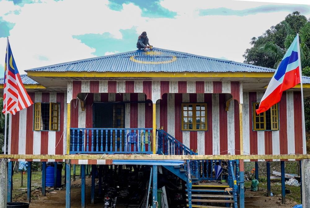 SANDAKAN, 30 Ogos -- Tukang cat Saldi Anan mengecat bintang di atas atap rumah Mohd Salikin Angga bertemakan Jalur Gemilang di Batu 15 Jalan Labuk hari ini.
Menurut Salikin, rumahnya yang diberi nama Teratak Gemilang ini mula dicat bertemakan Jalur Gemilang sejak tahun 2004 bagi menyemarakkan lagi semangat patriotik di kalangan ahli keluarganya.
-- fotoBERNAMA (2022) HAK CIPTA TERPELIHARA