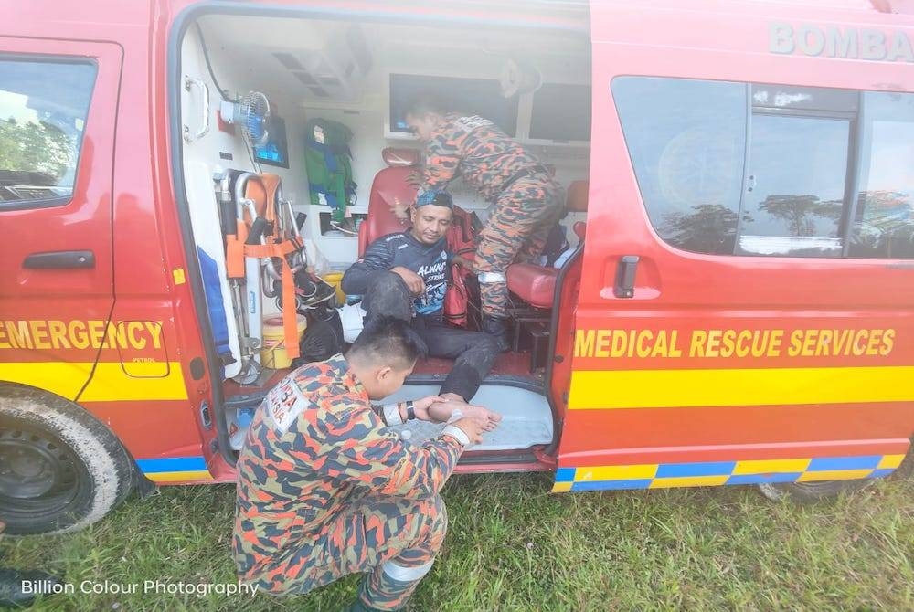 Anggota bomba menerusi bantuan EMRS merawat luka pada seorang kaki mangsa sebelum diserahkan kepada pihak polis.