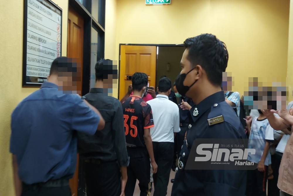 Sebahagian sembilan tertuduh dihadapkan ke Mahkamah Majistret Teluk Intan dibawa ke bilik lokap selepas pertuduhan menyebabkan cedera parah terhadap seorang pelajar lelaki Tingkatan 2 pada Jun lalu selesai dijalankan.