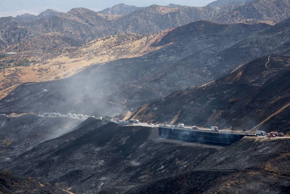 Kebakaran hutan yang merebak pantas di bandar Weed Utara California di daerah Siskiyou telah mengorbankan dua nyawa setakat ini. - Foto AFP