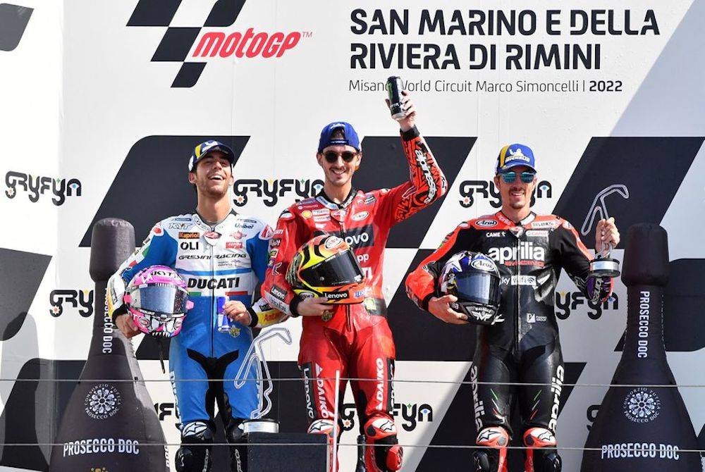 Bagnaia (tengah) meraikan kejayaannya menamatkan saingan MotoGP San Marino di kedudukan pertama.