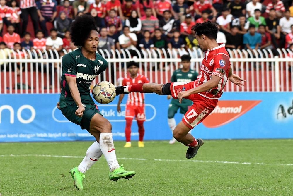 Pemain Kelantan, Mohamad Fazrul Amir Md Zaman (kanan) melakukan percubaan ketika perlawanan menentang Selangor 2 FC dalam saingan Liga Premier di Stadium Sultan Muhammad IV di Kota Bharu. - Foto Bernama