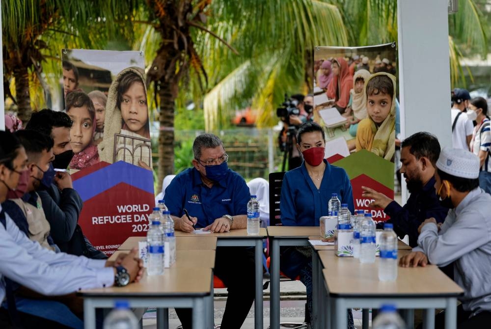 Saifuddin (empat dari kiri) mendengar penerangan daripada Penyelia Rabbaniyah Educare Qutub Shah (dua dari kanan) ketika lawatannya ke sekolah untuk anak-anak pelarian Rohingya tersebut hari ini. - Foto Bernama