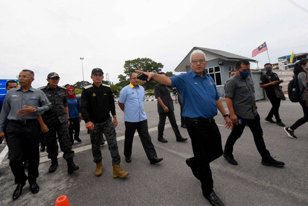 Hamzah meninjau aspek keselamatan sempadan ketika mengadakan lawatan ke ICQS Padang Besar pada Isnin. - Foto Bernama