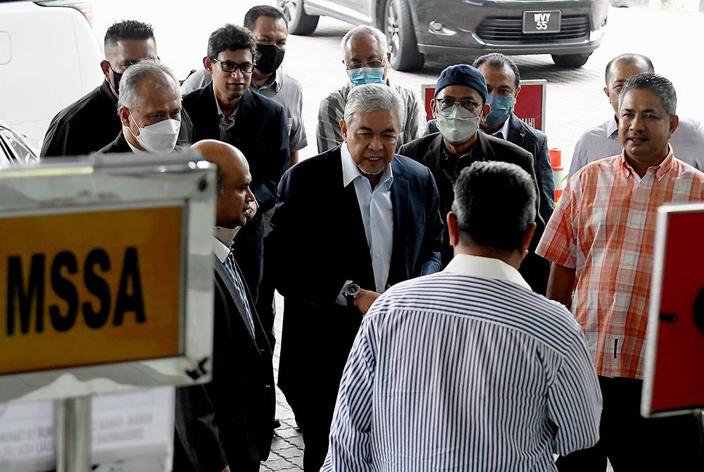 Datuk Seri Dr Ahmad Zahid Hamidi (tengah) hadir di Kompleks Mahkamah Tinggi Shah Alam pada Isnin bagi hujahan kes rasuah berkaitan Sistem Visa Negara (VLN). - Foto Bernama