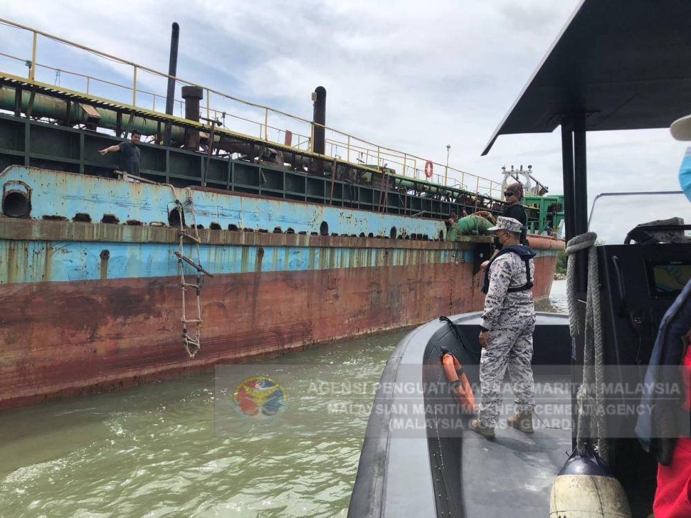 Sebuah kapal pasir dipercayai berlabuh tanpa kebenaran ditahan Agensi Penguatkuasaan Maritim Malaysia (Maritim Malaysia) Selangor berhampiran Sungai Kembung, Pulau Indah di sini pada Sabtu.
