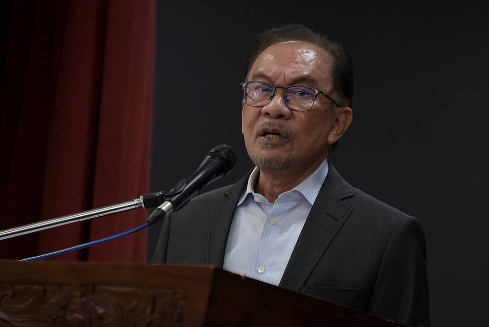 Anwar berucap pada Majlis Simposium Perubahan IKLIM 2022 di Bangunan Parlimen hari ini. - Foto Bernama