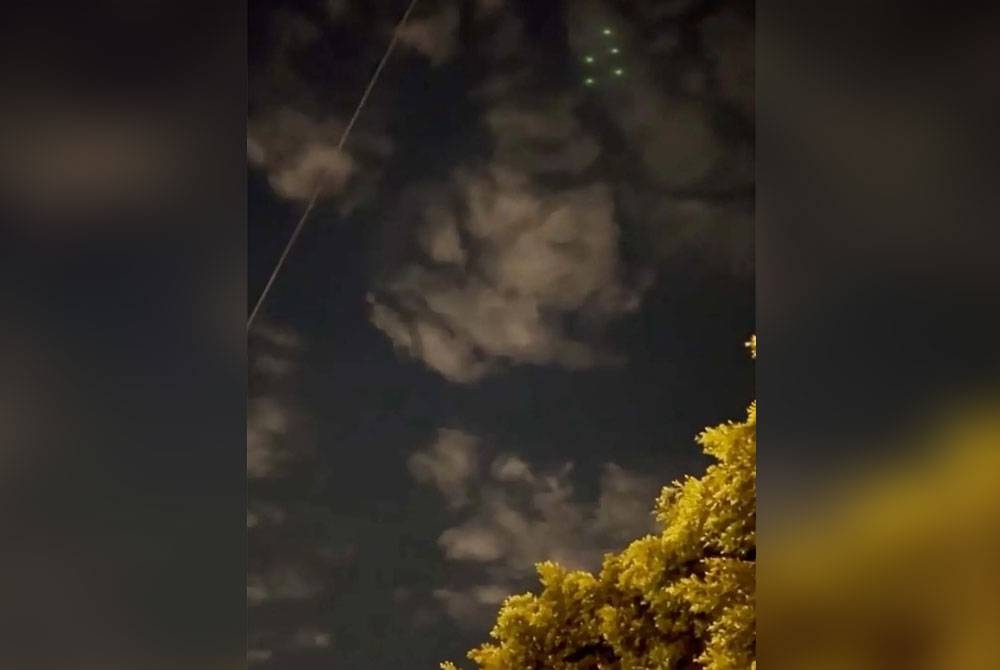 Kumpulan cahaya misteri dilihat di utara Texas pada Khamis lalu. - Foto Twitter